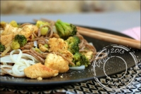 Nouilles soba sautes au poulet brocoli gingembre et noix de cajou