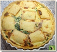 Tarte aux pinards recouverte de tranches de fromage  raclette