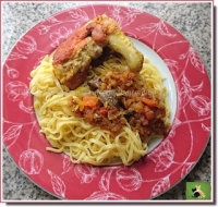Cari de poulet curcuma gingembre sur un lit de fettuccini