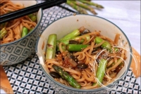 Wok de nouilles sautes aux asperges et pignons de pin