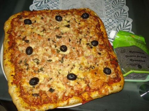 pizza au thon thym basilic avec pâte aux grains de pavot