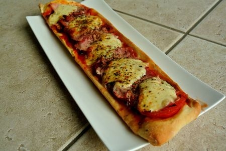 Pizza aubergine jambon tomate et mozzarella