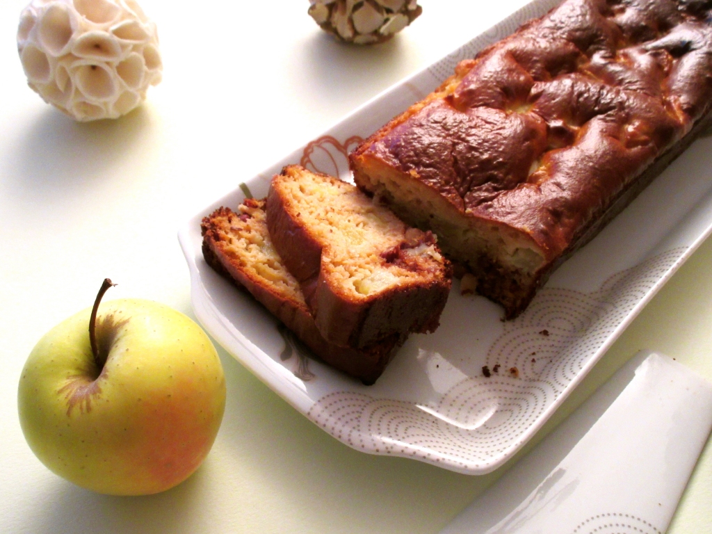 Cake aux pommes et clats de nougat noir