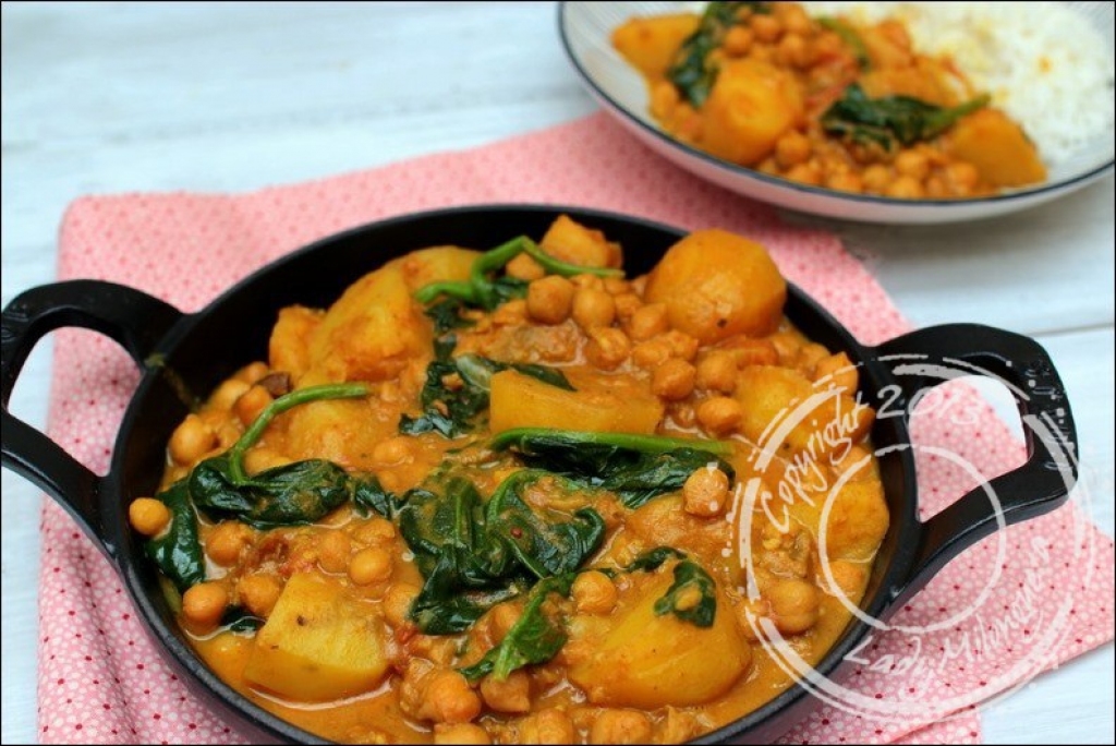 Curry de pommes de terre pois chiches et épinards